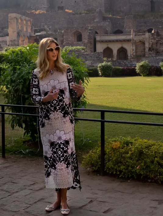 Penasihat Presiden AS Donald Trump, Ivanka Trump mengajak yang lainnya berfoto untuk media saat mengunjungi benteng Golconda di Hyderabad, India, Rabu (29/11). Melengkapi gaunnya, Ivanka mengenakan flat shoes nuansa emas dan beads. (AP/Manish Swarup)