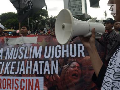 Masyarakat yang tergabung dalam Pembela Tauhid menggelar aksi solidaritas untuk muslim Uighur pada kegiatan Car Free Day di kawasan Bundaraan HI, Jakarta, Minggu (23/12). (Merdeka.com/Iqbal S. Nugroho)