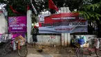 Pedagang berdiri di dekat spanduk yang berisi dukungan terhadap Jokowi, di sekitar Tugu Proklamasi, Jakarta, Kamis (21/5/2015). Spanduk tersebut dipasang dalam rangka memperingati 17 tahun reformasi. (Liputan6.com/Faizal Fanani)