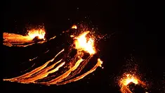 Lava mengalir dari gunung berapi Fagradalsfjall yang meletus, sekitar 40 km dari ibu kota Islandia, Reykjavik, pada Jumat (19/3/2021). Kantor Meteorologi Islandia mengatakan letusan memicu awan merah hingga menerangi langit malam di daerah sekitar. (Icelandic Coast Guard/AFP)
