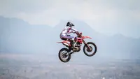 Aksi crosser Indonesia (AHRT), Delvintor Alfarizi, pada babak kualifikasi MX2 MXGP Sumbawa 2023 di Sirkuit Samota, NTB, Sabtu (25/6/2023). (Doc Honda)