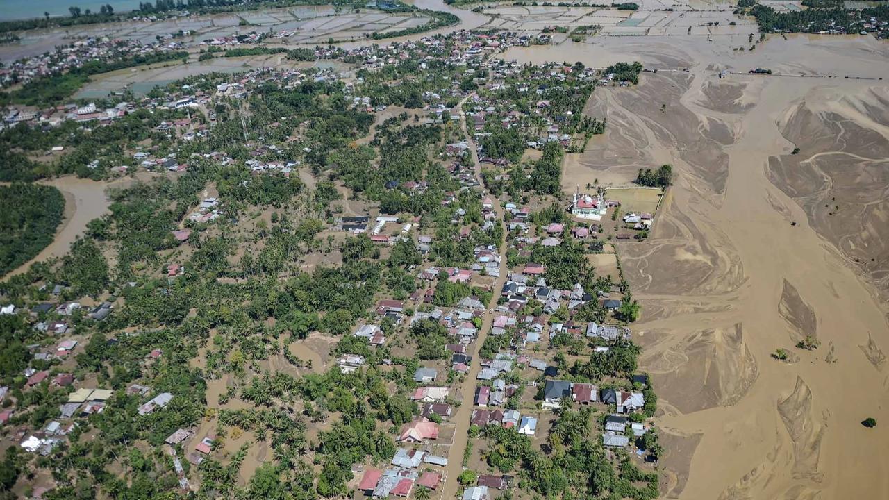 FOTO: Pemandangan Udara Rumah-Rumah Warga Pidie Jaya yang Tertimbun Lumpur