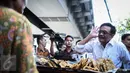Wagub DKI, Djarot Saiful Hidayat menyapa pedagang gorengan di kawasan Mangga Dua, Jakarta, Selasa (25/10). Kedatangan Djarot untuk mensosialisasikan pedagang kaki lima agar berdagang di tempat yang telah disediakan Pemprov DKI (Liputan6.com/Faizal Fanani)