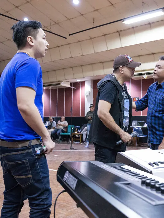 Demi persiapan konser perayaan 30 tahun eksistensinya di blantika musik tanah air, Hedy Yunus dan kawan-kawan fokus mempersiapkan konsernya. (Dezmond Manullang/Bintang.com)