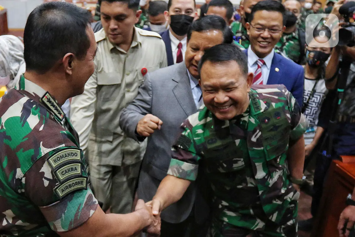 Momen Prabowo Rangkul KSAD Dudung dan Jenderal Andika di Hadapan Komisi I DPR