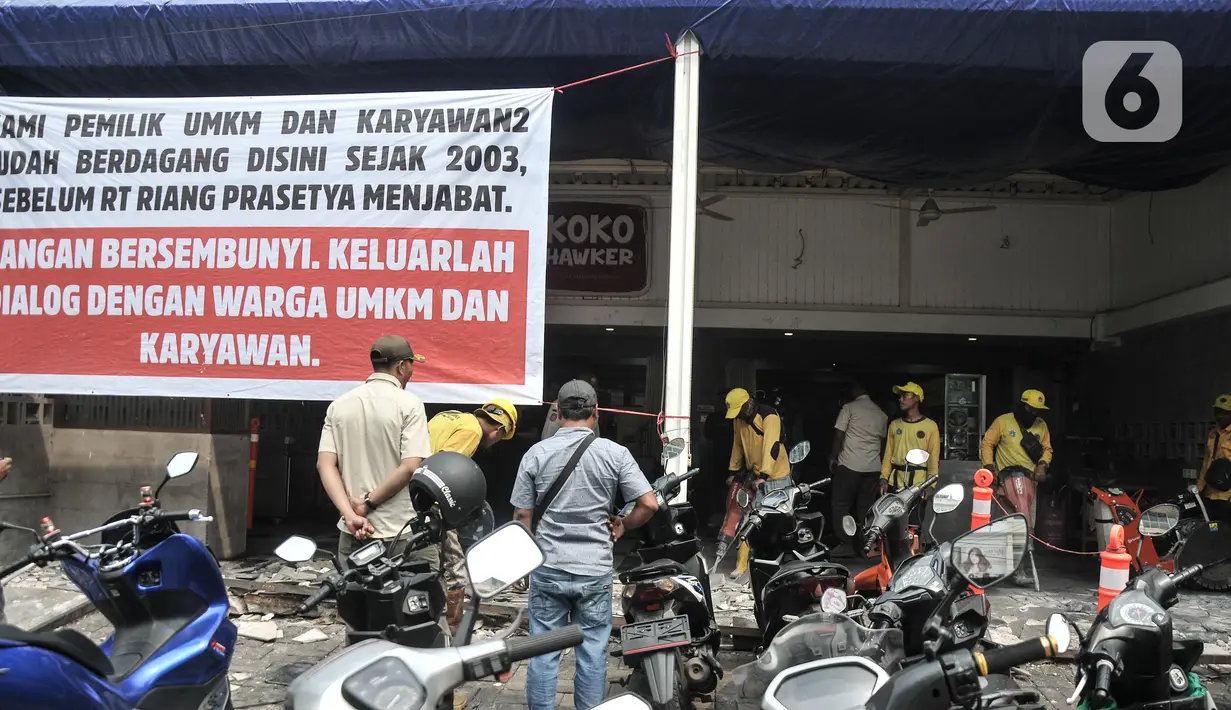 Satpol PP Provinsi DKI Jakarta Arifin mengatakan, sebelum dilakukan pembongkaran secara paksa, pihaknya sudah melakukan sosialisasi selama 4 hari kepada para pemilik ruko untuk membongkar secara mandiri usai mendapatkan surat rekomendasi dari Dinas Cipta Ruang. (merdeka.com/Iqbal S.Nugroho)