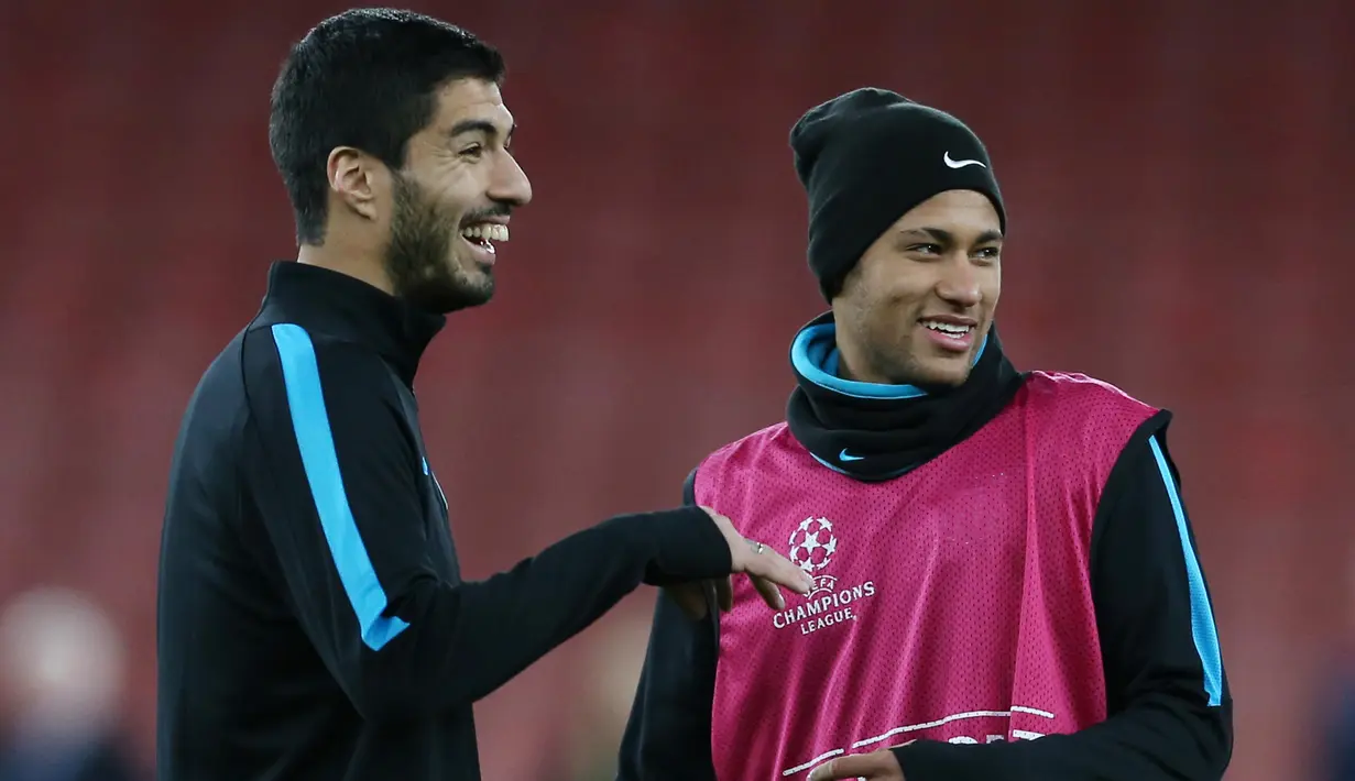 Penyerang Barcelona, Luis Suarez (kiri) dan Neymar berbincang saat sesi latihan di Emirates Stadium, Inggris, (23/2). Barcelona akan bertanding melawan Arsenal di leg pertama 16 besar Liga Champions. (Reuters/Matius Childs)