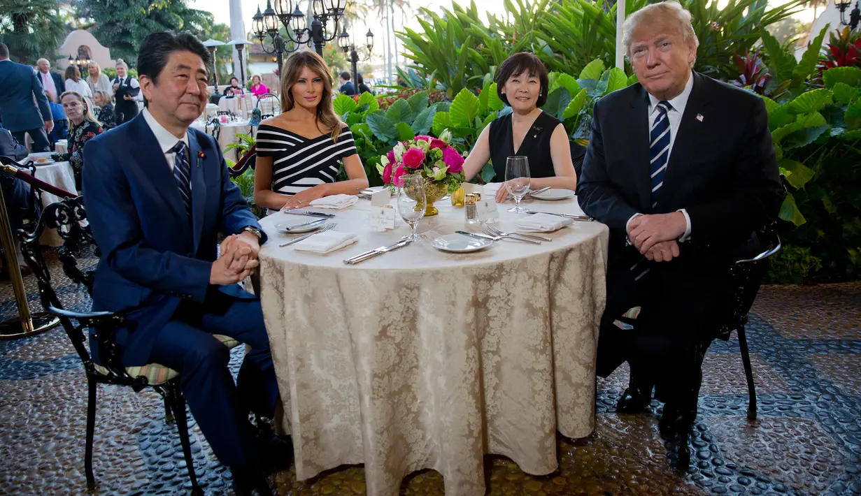 Presiden AS, Donald Trump didampingi Ibu Negara, Melania Trump dan Perdana Menteri Jepang, Shinzo Abe didampingi istrinya Akie Abe saat jamuan makan malam selama pertemuan di Resor Mar-a-Lago, Florida, Selasa (17/4). (AP/Pablo Martinez Monsivais)