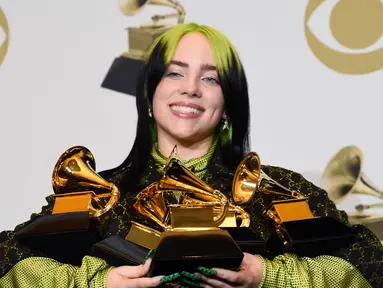 Billie Eilish berpose dengan piala penghargaan Grammy Awards 2020 di Staples Center, Los Angeles, Amerika Serikat, Minggu (26/1/2020). Eilish memborong lima piala dalam perhelatan musik akbar yang diselenggarakan ke-62 kalinya ini. (AP Photo/Chris Pizzello)