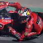 Pembalap Ducati, Jack Miller pada sesi latihan bebas kedua MotoGP Doha, Sabtu (03/04/2021) dini hari WIB. (KARIM JAAFAR / AFP)