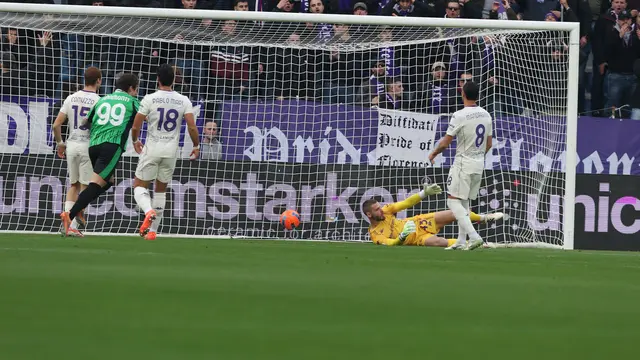 Momen gawang David de Gea kebobolan di laga Sassuolo vs Fiorentina di pekan ke-14 Serie A 2025/2026 di Mapei Stadium, Sabtu (06/12/2025). (Gianni Santandrea/LaPresse via AP)