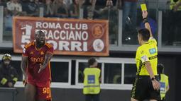 Pemain AS Roma, Romelu Lukaku, mendapat kartu kuning saat melawan AC Milan dalam laga giornata ketiga Liga Italia di Stadion Olimpico, Roma, Sabtu (2/9/2023). AS Roma tumbang dengan skor 1-2. (AP Photo/Gregorio Borgia)