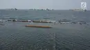 Suasana perbatasan laut dan daratan di kawasan Muara Baru, Jakarta Utara, Selasa (30/7/2019). Naiknya permukaan air laut selama bertahun-tahun menyebabkan kawasan tersebut terendam banjir hingga menyatu dengan lautan. (Liputan6.com/Immanuel Antonius)