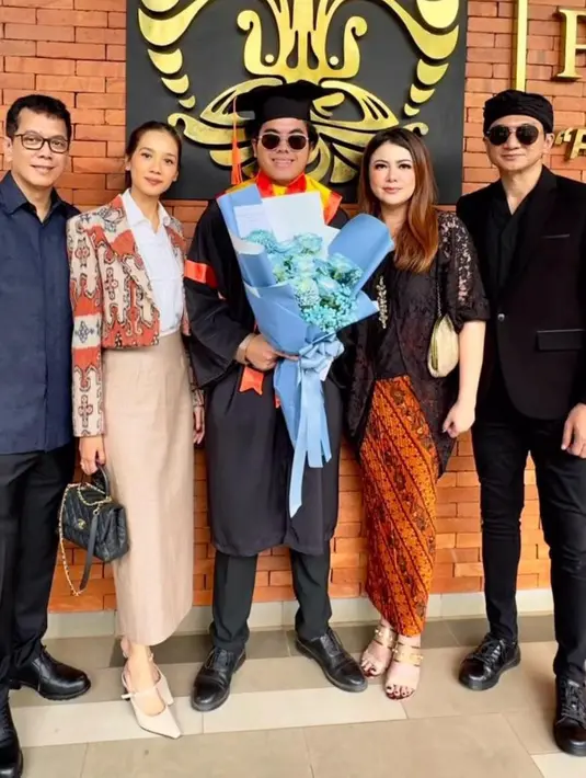 Penampilan kompak sang ibu kandung dan sambung juga tak luput dari atensi. [@wishnutama/@winatalia]