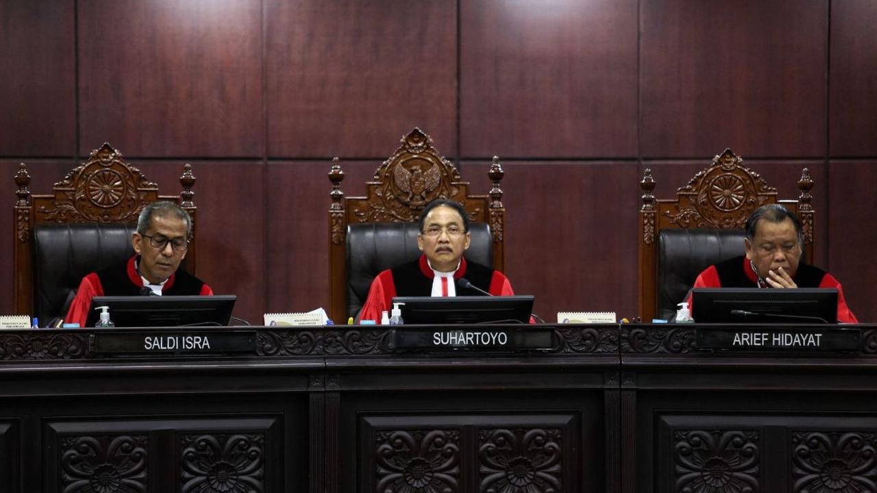 Mendengar hal itu, Hakim Ketua Konstitusi Suhartoyo menegaskan bagaimana status yang bersangkutan sekarang di pihak Ganjar-Mahfud. Sebab yang diketahui, Andi Muhammad Asrun sudah berstatus mantan.<br>