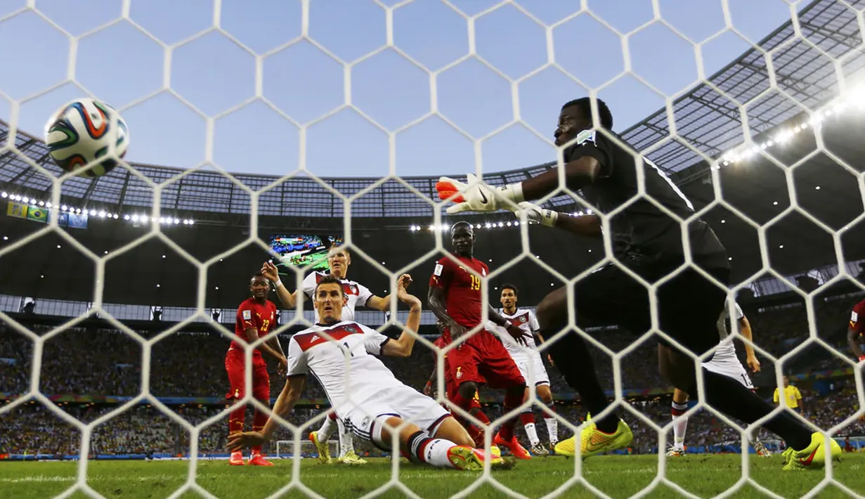Pemain depan Jerman, Miroslav Klose, berhasil menyelamatkan Der Panzer dari kekalahan saat berlaga melawan Ghana di penyisihan Piala Dunia 2014 Grup G di Stadion Castelao, Fortaleza, Brasil, (22/6/2014). (REUTERS/Marcelo Del Pozo) 