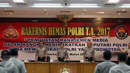 Kapolri Jenderal Tito Karnavian (tengah) menghadiri acara Rapat Kerja Teknis (Rakernis) di Rupatama Mabes Polri, Jakarta, Rabu (15/3). Dalam acara tersebut, Polri memberikan penghargaan kepada beberapa pimpinan media massa. (Liputan6.com/Johan Tallo)