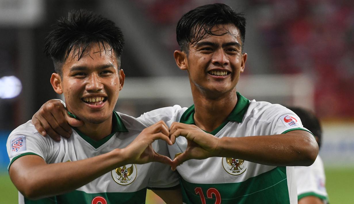 Pratama Arhan (kanan). Bek kiri milik PSIS Semarang berusia 20 tahun ini tampil penuh 90 menit dan mampu mengimbangi agresifitas Asnawi Mangkualam di sektor kanan. Meski sempat beberapa kali kehilangan bola, ia layak mendapat nilai 7. (AFP/Roslan Rahman)