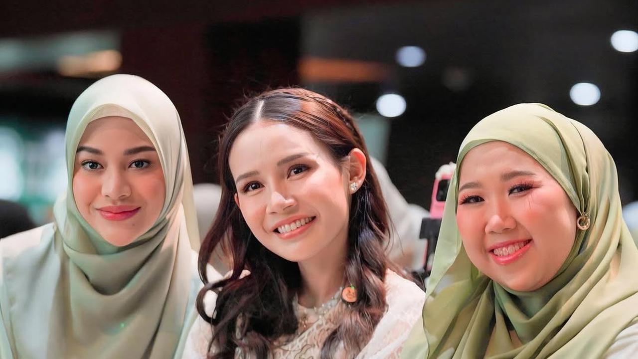 5 Potret Kiky Saputri Tampil Berhijab saat Hadiri Acara Kajian, Penampilannya Curi Perhatian
