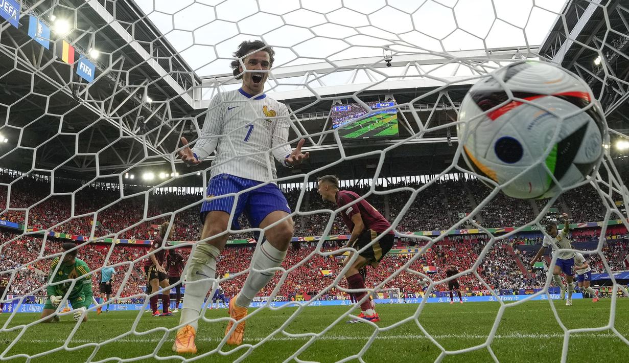 Selebrasi gelandang Timnas Prancis, Antoine Griezmann merayakan gol bunuh diri bek Timnas Belgia, Jan Vertonghen pada laga babak 16 besar Euro 2024 di Merkur Spiel-Arena, Dusseldorf, Jerman, Senin (1/7/2024). (AP Photo/Martin Meissner)