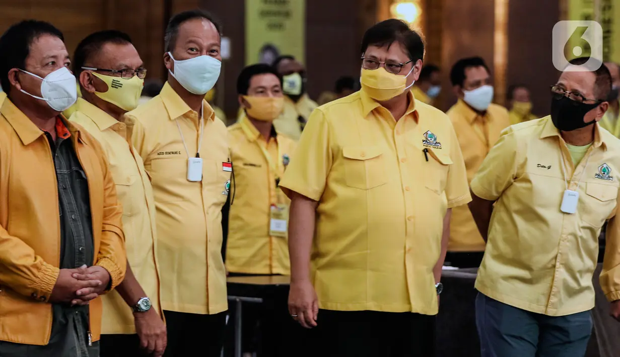 Ketum Partai Golkar Airlangga Hartarto saat menghadiri bimbingan teknis pilkada serentak 2020 di Jakarta, Minggu (30/8/2020). Bimbingan teknis dihadiri pimpinan DPRD dan Ketua Fraksi Partai Golkar untuk wilayah Sumatera II, Papua dan Papua Barat. (Liputan6.com/Johan Tallo)