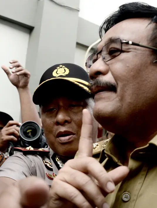 Wagub DKI, Djarot Saiful Hidayat menjawab pertanyaan awak media usai menjenguk Gubernur DKI Basuki Tjahaja Purnama (Ahok) di Rutan Cipinang, Jakarta, Selasa (9/5).  Tampak Djarot yang datang dari Balai Kota masih mengenakan seragamnya. (GOH CHAI HIN/AFP)