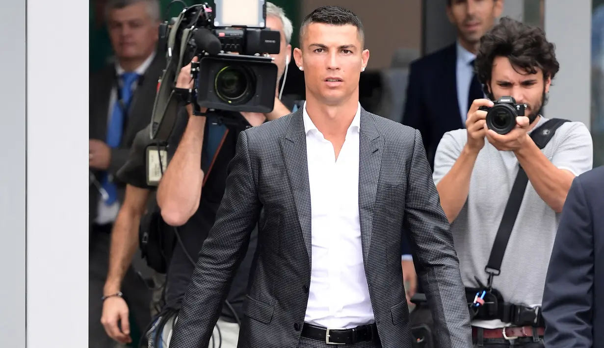 Cristiano Ronaldo puncaki rekor pembelian di Liga Italia. Juventus rela merogoh kocek dalam untuk mendatangkannya dari Real Madrid pada 2018 silam. Nilai transfernya diketahui tercatat sebesar 88 juta poundsterling atau sekitar Rp1,7 triliun. (Foto: AFP/Miguel Medina)
