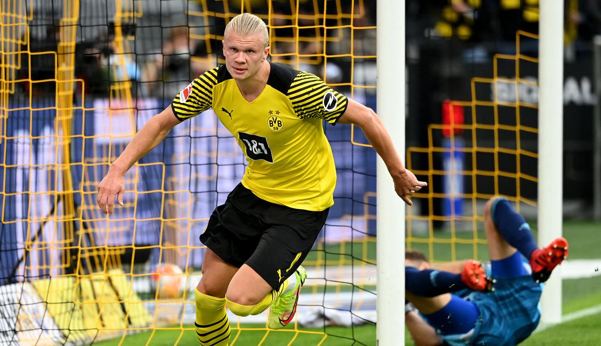 Erling Haaland. Striker Norwegia berusia 21 tahun ini telah tiga musim memperkuat Borussia Dortmund di Bundesliga sejak 2019/2020. Total telah tampil dalam 67 laga di semua kompetisi dengan mencetak 68 gol dan 19 assist. (AFP/Ina Fassbender)