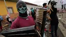 Seorang demonstran membawa tameng dan mortir rakitan di kota Masaya, Nikaragua (5/6). Akibat aksi dan bentrokan yang dimulai sejak 18 April tersebut, setidaknya 121 orang telah tewas. (AFP/Inti Ocon)