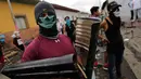 Seorang demonstran membawa tameng dan mortir rakitan di kota Masaya, Nikaragua (5/6). Akibat aksi dan bentrokan yang dimulai sejak 18 April tersebut, setidaknya 121 orang telah tewas. (AFP/Inti Ocon)