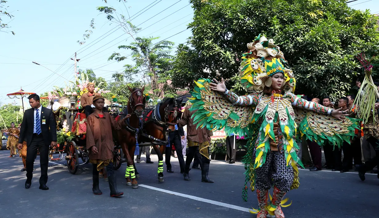 Pawai kesenian tradisional menyemarakkan acara pernikahan Giran Rakabuming  Raka dan Selvi Ananda. (Galih W. Satria/Bintang.com