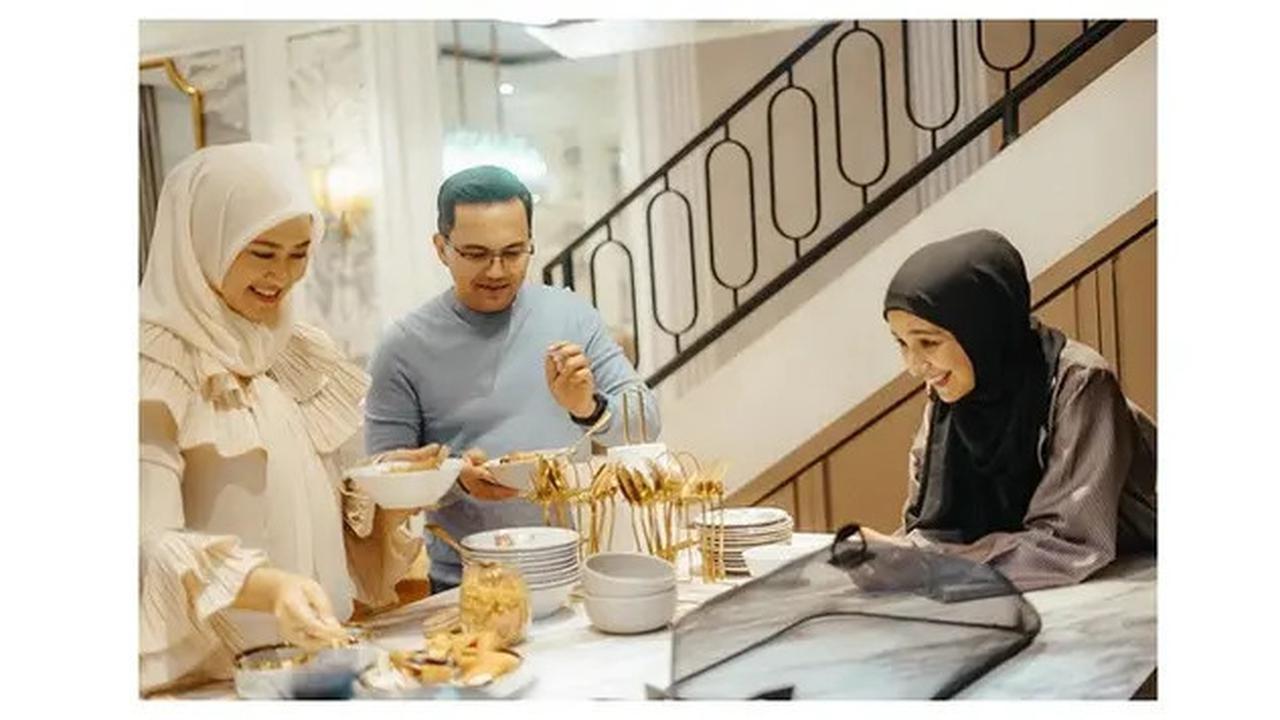 6 Potret Silaturahmi Artis di Rumah Teuku Wisnu dan Shireen Sungkar, Temu Kangen
