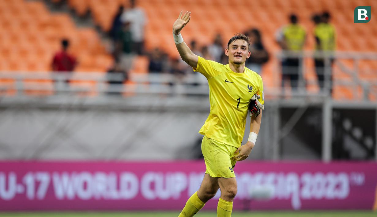 Kiper Timnas Prancis U-17, Paul Argney melambaikan tangan kepada penonton setelah mengalahkan Timnas Amerika Serikat U-17 dengan skor 3-0 pada laga Grup E Piala Dunia U-17 2023 di Jakarta International Stadium, Jakarta, Sabtu (18/11/2023). (Bola.com/Bagaskara Lazuardi)