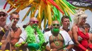 Beberapa peserta mewarnai bewoknya dengan warna hijau saat parade gay di Spanyol, Sabtu (24/05/2014) (AFP PHOTO/MARTIN DESIREE)