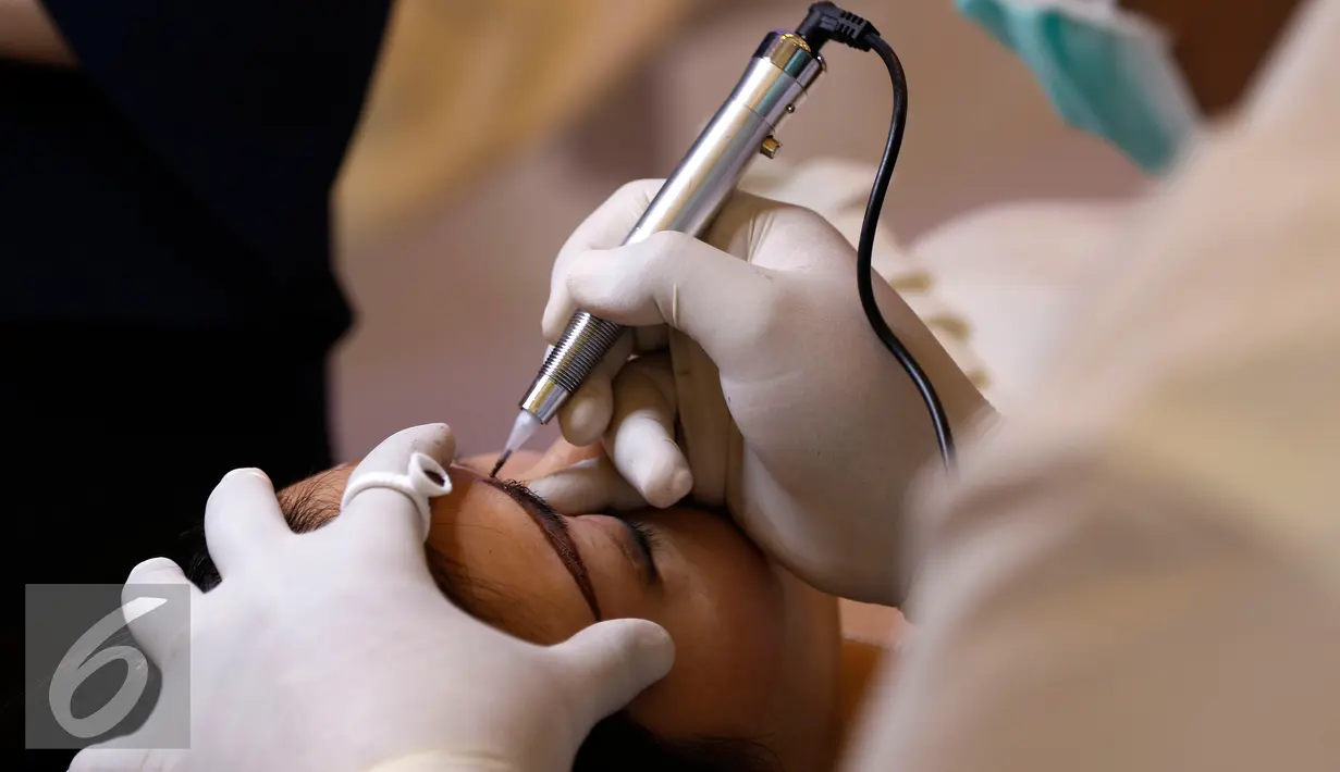 Dokter kecantikan melukis alis pengunjung dengan alat sulam di Jakarta, Kamis (15/10/2015). Ada beberapa teknik sulam alis, antara lain 2 dimensi (2D), 3 dimensi (3D), 4 dimensi (4D) dan 6 dimensi (6D). (Liputan6.com/Yoppy Renato)