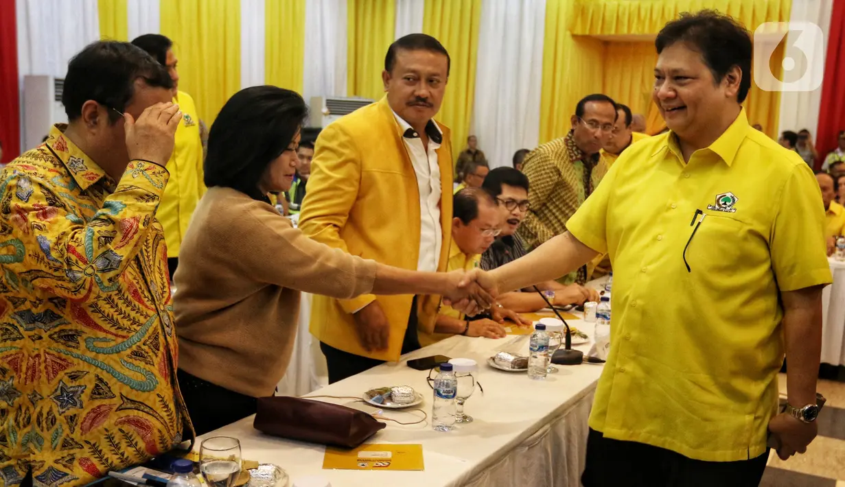 Ketua Umum Partai Golkar Airlangga Hartarto (kanan) menyalami para peserta saat menghadiri rapat pleno DPP Partai Golkar di Kantor DPP Golkar, Slipi, Jakarta, Selasa (5/11/2019). Rapat membahas munas untuk memilih Ketua Umum Golkar periode 2019-2024 pada Desember mendatang. (Liputan6.com/JohanTallo)