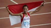 Rini Budiarti kibarkan bendera merah putih usai sumbang emas di nomor halang rintang (Helmi Fithriansyah/Liputan6.com)