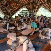 Alchemy Yoga and Meditation Center menawarkan kelas dan sesi pelatihan yoga harian serta program pelatihan bagi pengajar yoga.