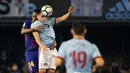 Pemain Barcelona Y. Mina berebut bola dengan pemain Celta Vigo, Maxi Gomez pada laga pekan ke-33 La Liga di Estadio de Balaidos, Selasa (17/4). Barcelona gagal meraih poin penuh usai bermain imbang 2-2 melawan Celta Vigo. (AP/Lalo R. Villar)