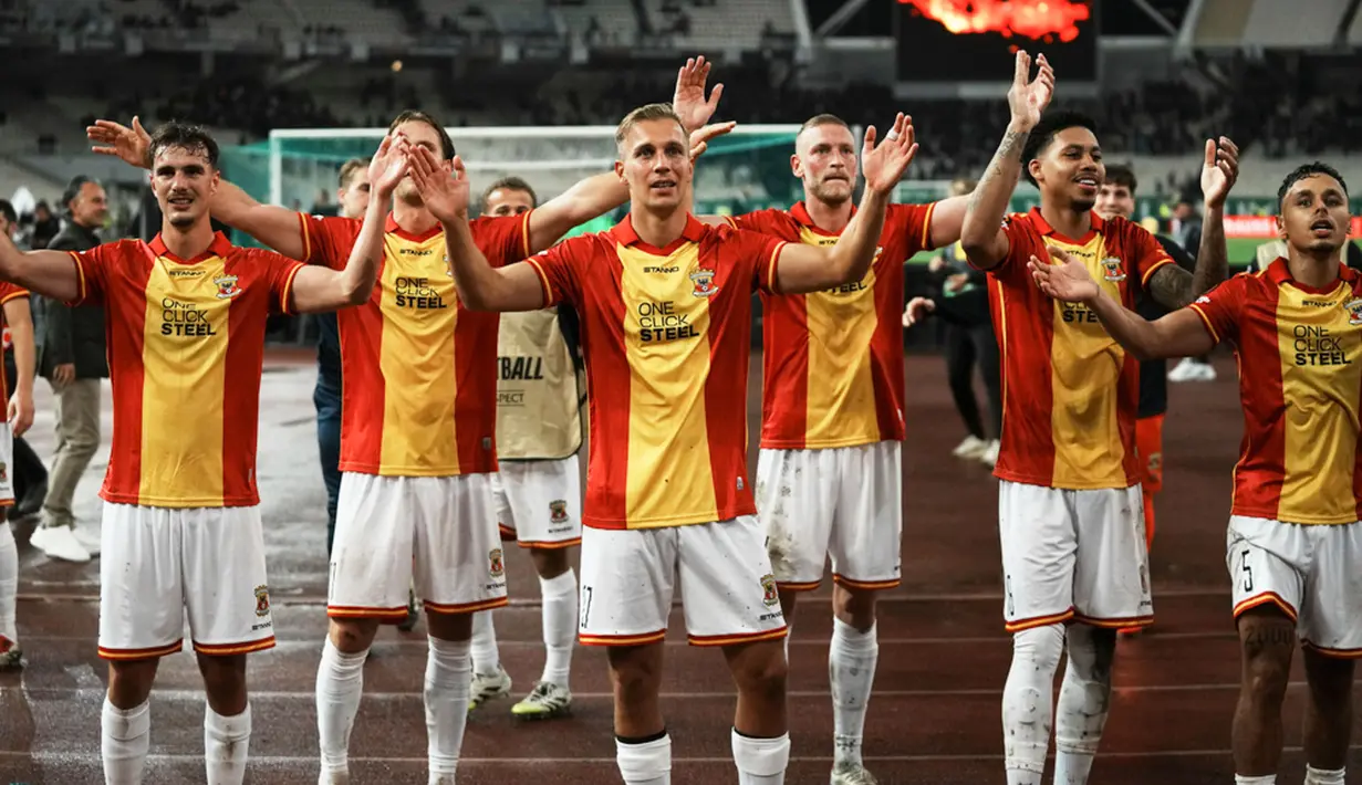 Kemenangan Go Ahead Eagles itu terasa sangat manis. Dean James dan kawan-kawan menang 2-1 di kandang raksasa Yunani, Panathinaikos, Jumat (3/10/2025) dini hari WIB. (AP Photo/Thanassis Stavrakis)