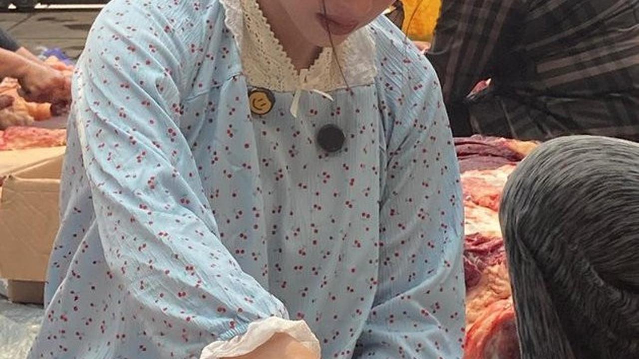 Potret Cantik Dewi Perssik Saat Potong dan Timbang Daging Kurban Idul Adha, Tampil Simple Pakai Piyama