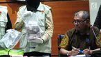 Petugas KPK menunjukan barang bukti uang tersangka Wali Kota Tegal Siti Masitha terkait dugaan suap pengelolaan dana jasa kesehatan di RSUD Kardinah dan pengadaan barang jasa di Gedung KPK, Jakarta, Kamis (30/8). (Liputan6.com/Helmi Afandi)