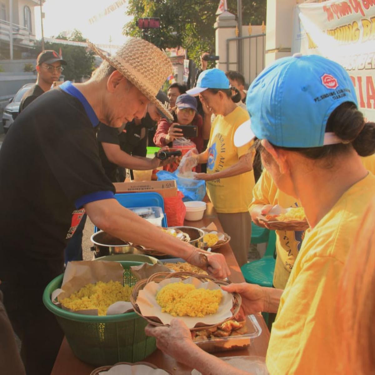 H. Mohammad Jusuf Hamka saat menyambangi cabang nasi kuning Babah Alun di Kabupaten Cianjur (Liputan6.com/Fira Syahrin).