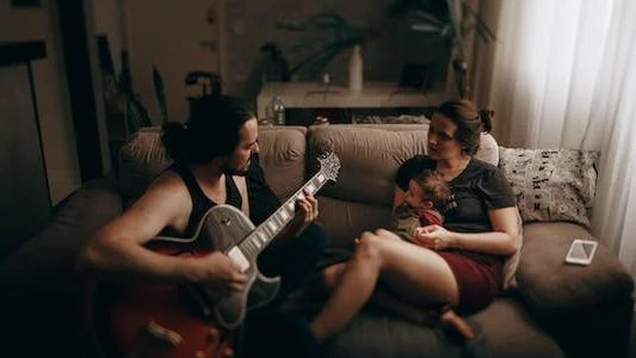2. Kenalkan lagu yang berbicara tentang perasaan