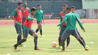 Latihan timnas di Stadion Manahan, Solo, jelang Piala AFF 2016 (Liputan6.com/Fajar Abrori)