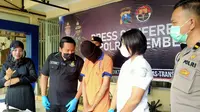 Kenakan Kaos Orange Tersangka Perekam Video di Salah Satu Toilet Restoran di Jember. (Hermawan Arifinato/Liputan6.com)