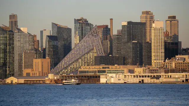Matahari terbenam menyinari gedung apartemen di wilayah Manhattan, New York, Amerika Serikat (AS). (Foto AP/Ted Shaffrey)