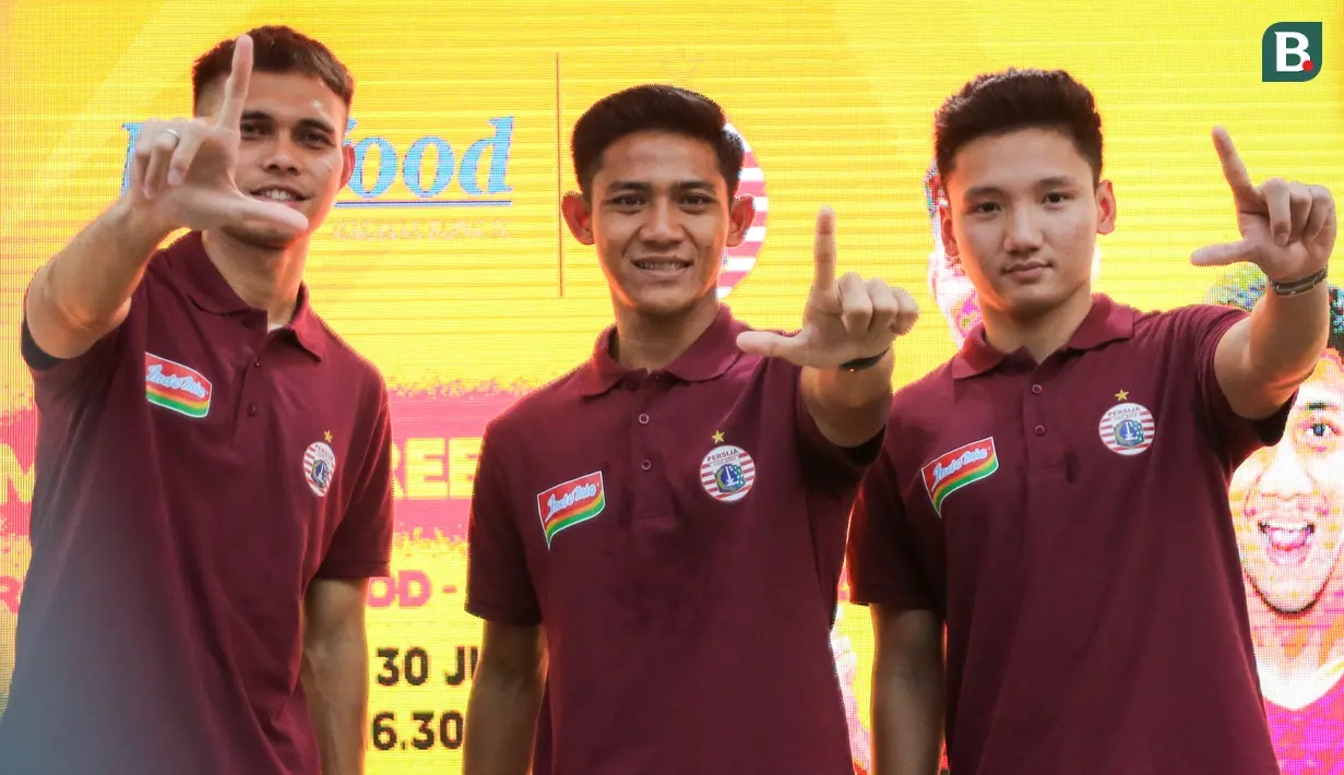 <p>Pemain Persija Jakarta, Rezaldi Hehanusa (kiri), Firza Andika, dan Syahrian Abimanyu berpose di depan wartawan saat Meet and Greet bersama tim Persija Jakarta di Jakarta Fair Kemayoran (JFK), Jakarta, Kamis (30/06/2022). (Bola.com/Bagaskara Lazuardi)</p>
