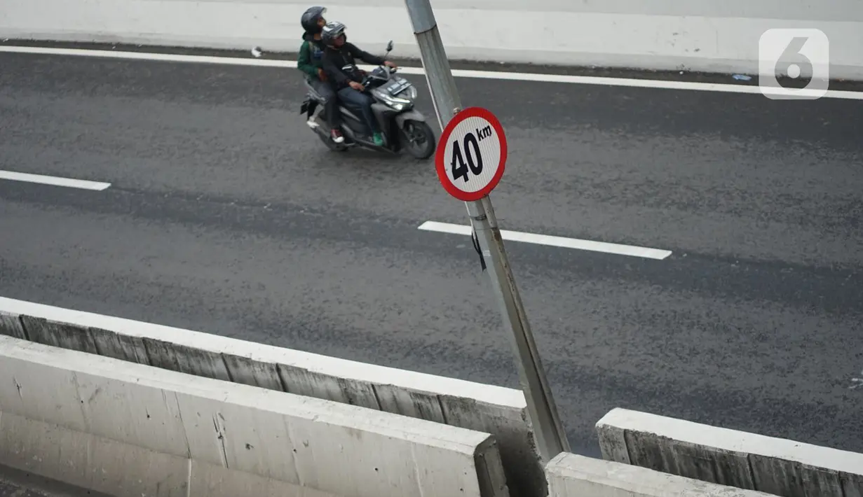 Pengendara sepeda motor melintasi Jalan Layang Non Tol (JLNT) Kampung Melayu-Tanah Abang, Jakarta, Kamis (12/3/2020). Ditlantas Polda Metro Jaya berencana menerapkan tilang elektronik atau electronic traffic law enforcement (ETLE) dalam waktu dekat di JLNT tersebut. (Liputan6.com/Immanuel Antonius)