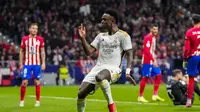 Vinicius Junior dari Real Madrid, latar depan, merayakan gol timnya pada pertandingan sepak bola babak 16 besar Copa del Rey melawan Atletico Madrid di Madrid, Spanyol, Kamis, 18 Januari 2024. (AP Photo/Manu Fernandez)